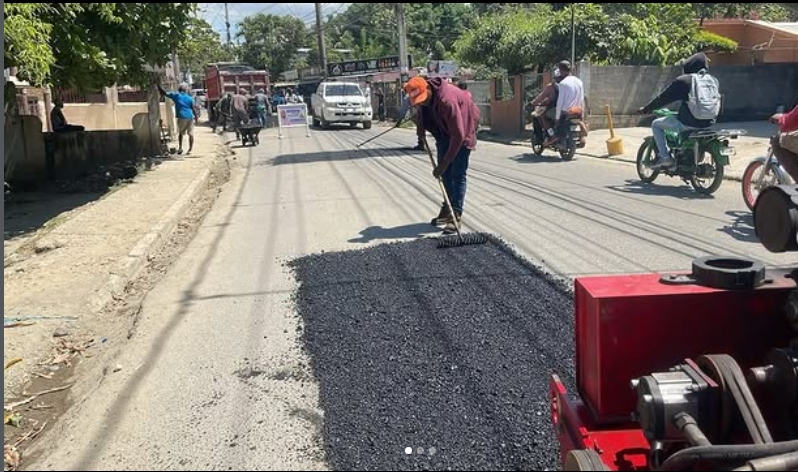 🚧⚠️Continuamos con el bacheo en la avenida Florencio de León.